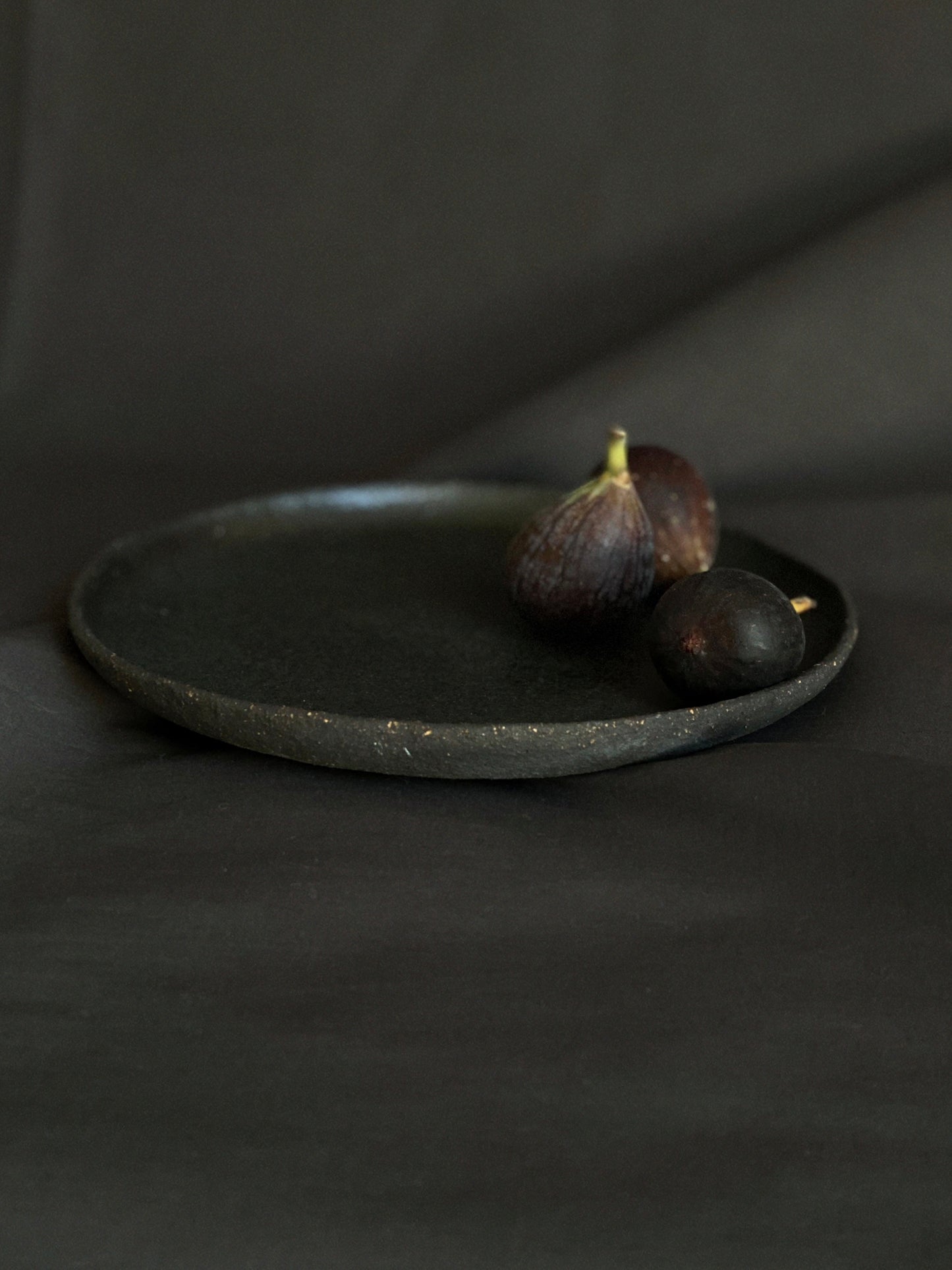 Black wild textured plate - Tenmoku