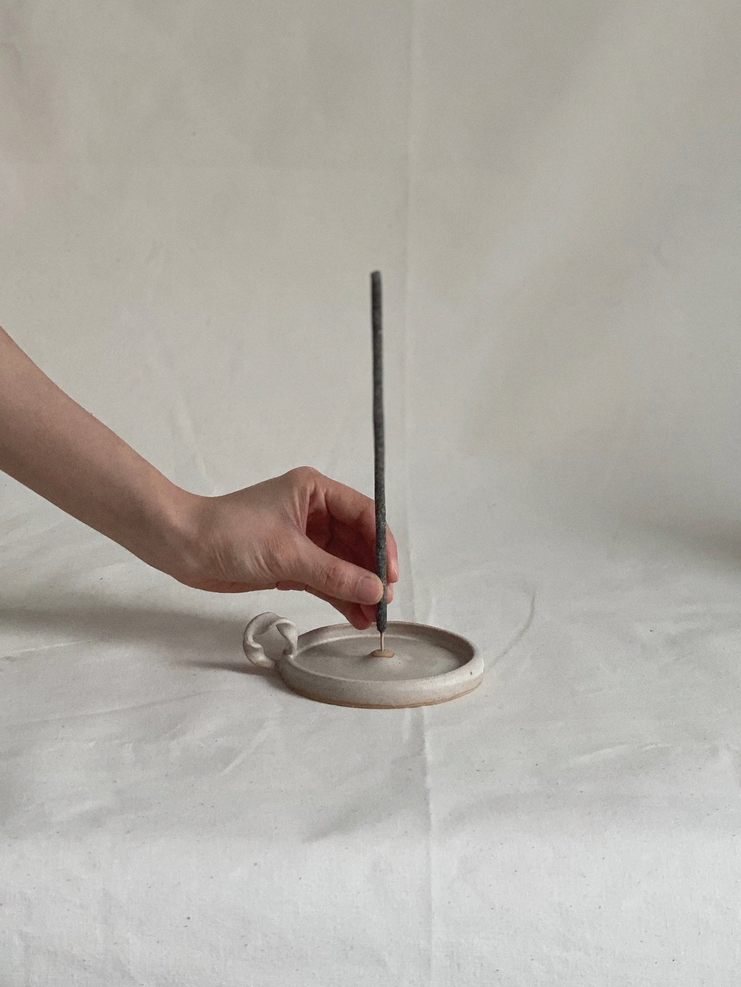 RIBBON twisted handle incense holder